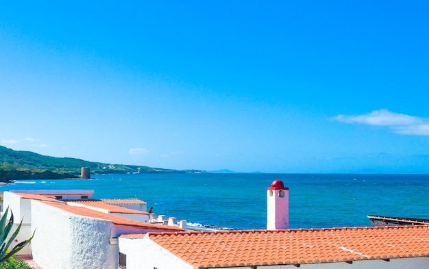 Blick auf den sardischen Strand von einem typischen Gebäude