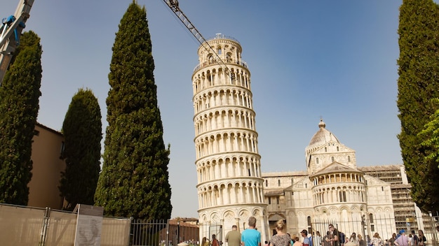 Blick auf den schiefen Turm von Pisa, darunter eine Menschenmenge