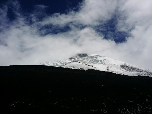 Foto blick auf den schneebedeckten berggipfel