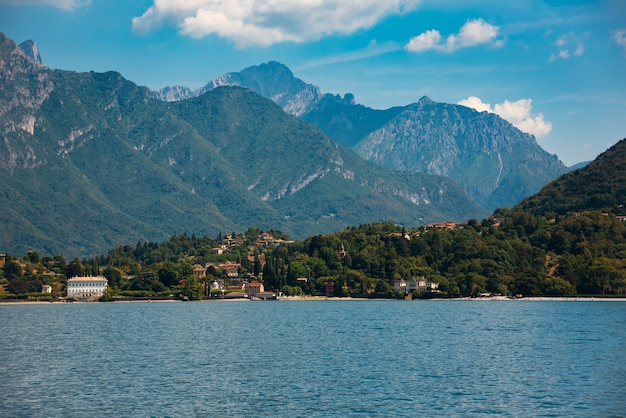 Blick auf den schönen Comer See in Italien im Sommer