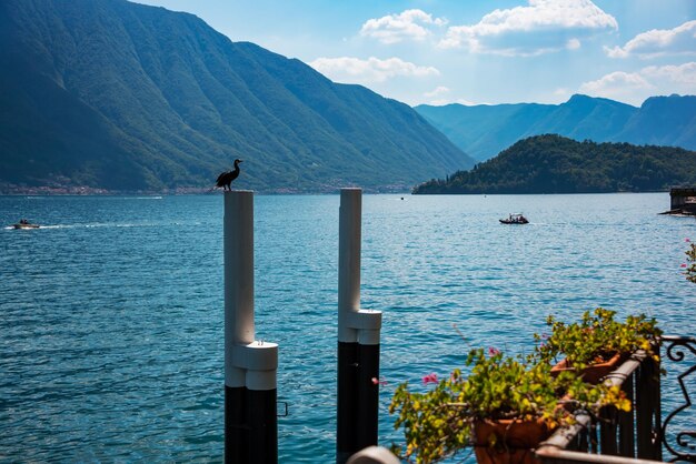 Blick auf den schönen Comer See in Italien im Sommer