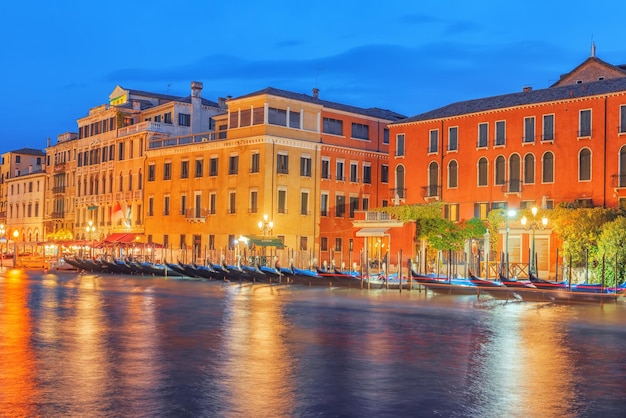 Blick auf den schönsten Kanal von Venedig Canal Grande Wasserstraßen Boote Gondeln Villen entlang Nachtansicht Italien