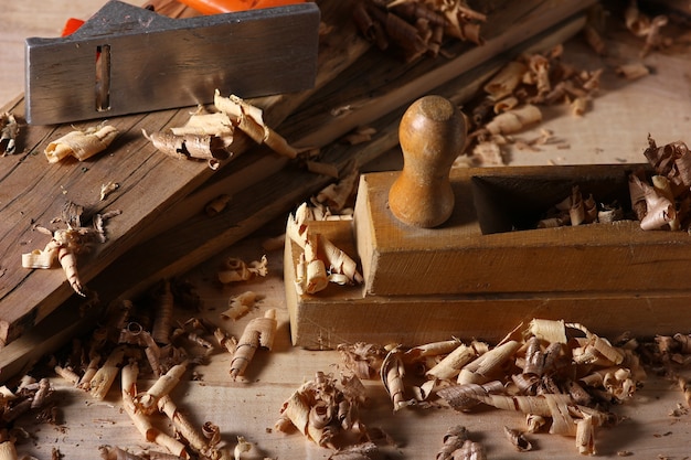 Foto blick auf den schreibtisch in der schreinerei. holzspäne und tischlerwerkzeuge