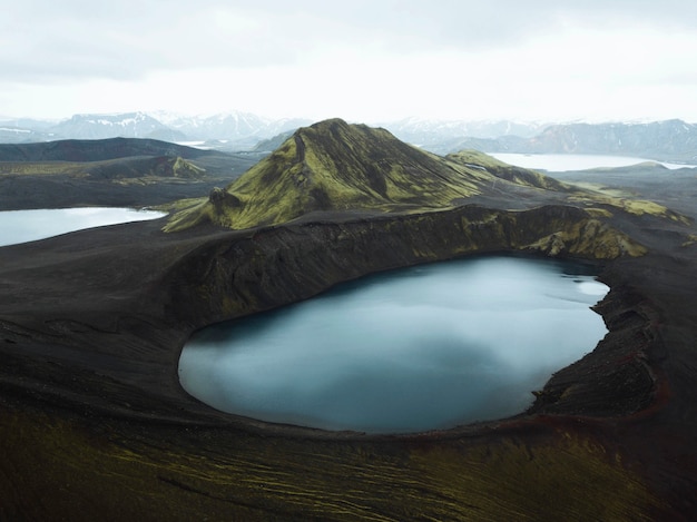 Blick auf den See Hnausapollur im Hochland von Island