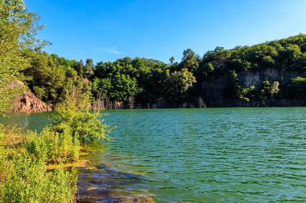 Blick auf den See im verlassenen Steinbruch im Sommer