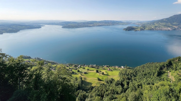 Blick auf den See mit Bergen im Hintergrund in der Stadt Luzern in der Schweiz