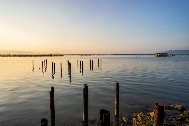 Foto blick auf den see mit kleiner fischerhütte in der mitte