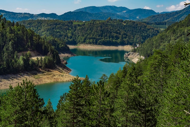 Blick auf den See Zaovine in Serbien