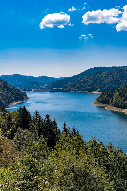 Blick auf den See Zaovine in Serbien