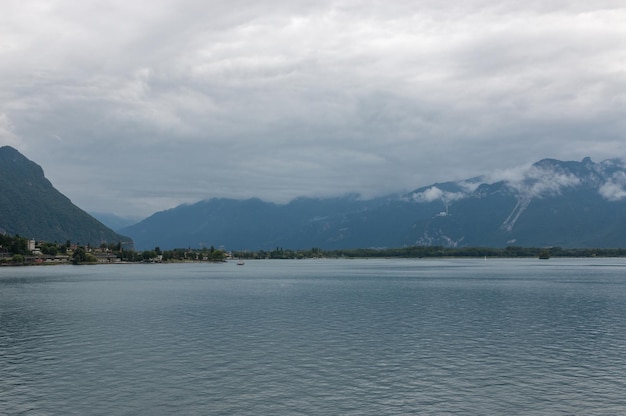 Blick auf den See Zeneva und die Berge, Stadt Montreux, Schweiz, Europa. Sommerlandschaft, Sonnenscheinwetter, dramatischer blauer Himmel und sonniger Tag