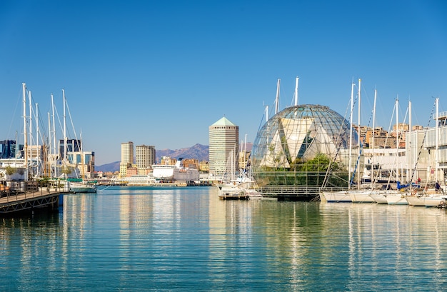 Blick auf den Seehafen von Genua - Italien