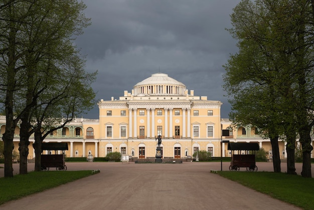 Blick auf den Sommerpalast von Kaiser Paul I. von der dreifachen Lindenallee des Pawlowski-Parks an einem sonnigen Frühlingstag in St. Petersburg, Russland