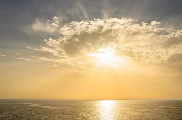 Blick auf den Sonnenaufgang vom Meer in der Nähe der Insel Santorini, Griechenland.