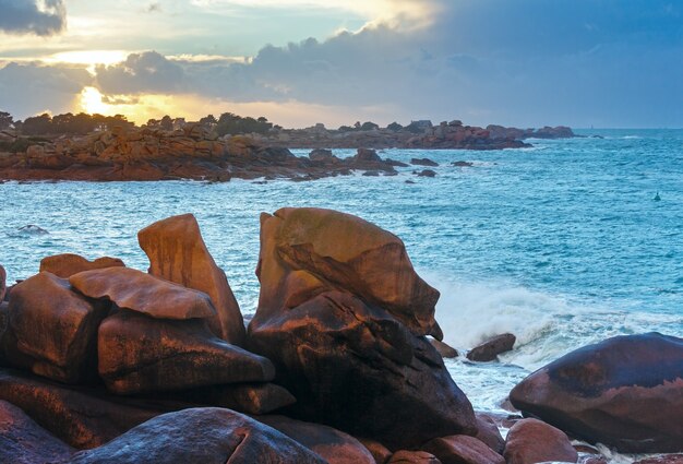 Blick auf den Sonnenuntergang an der Küste von Ploumanach (Perros-Guirec, Bretagne, Frankreich)