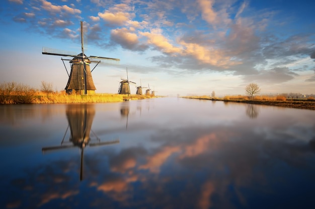 Blick auf den Sonnenuntergang an der typischen Windmühle in Kinderdijk Holland