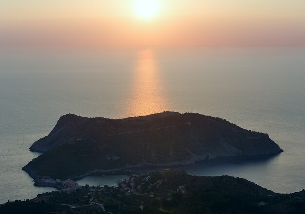 Blick auf den Sonnenuntergang auf der Halbinsel Assos (Griechenland, Kefalonia, Ionisches Meer).