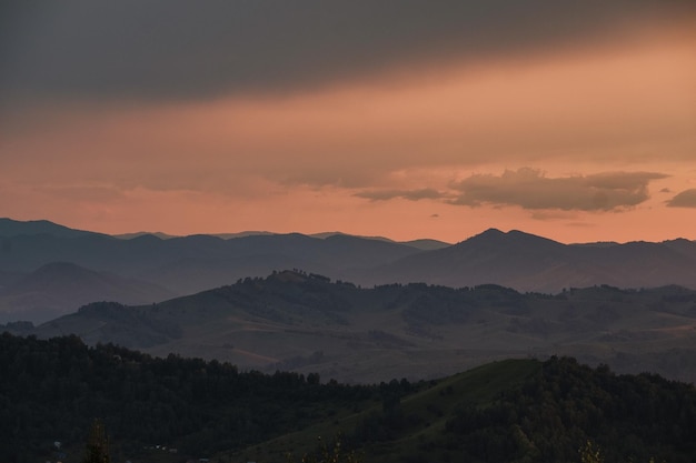 Blick auf den Sonnenuntergang auf die Berge von der Aussichtsplattform auf dem Berg Tugaya