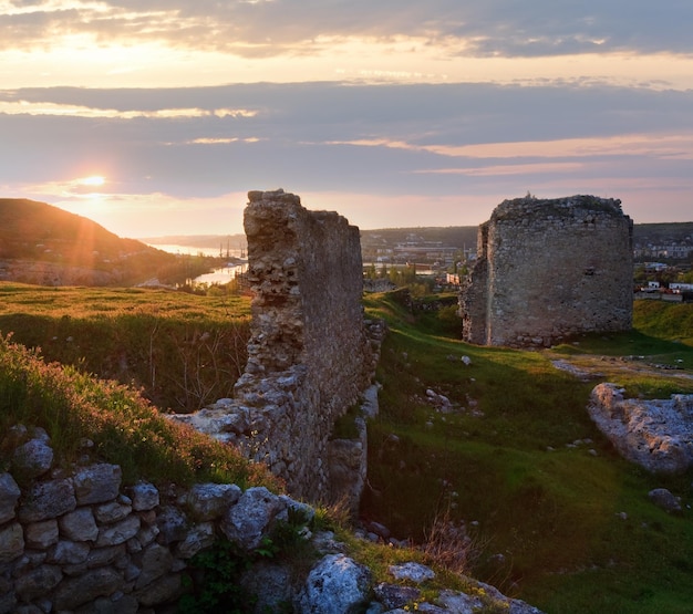 Blick auf den Sonnenuntergang der antiken Krimfestung in der Ukraine