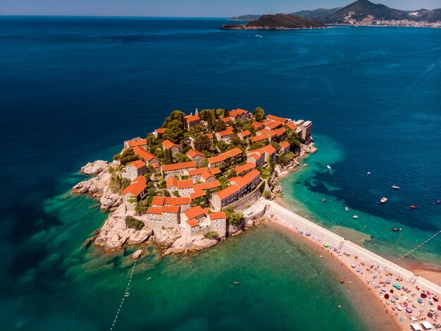Blick auf den Sonnenuntergang der Schönheit über Sveti Stefan, kleine Insel und Resort in Montenegro