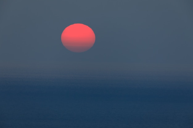 Blick auf den Sonnenuntergang der Sonne, die im Meer untergeht Griechenland