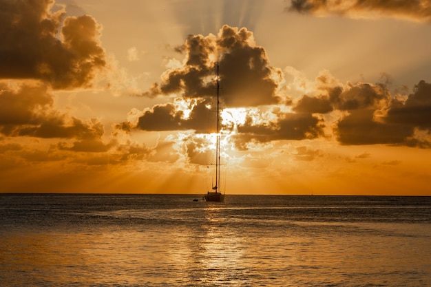 Blick auf den Sonnenuntergang der Yacht in der Lagune Britannia Bucht Mustique Insel St. Vincent und die Grenadinen Karibik verankert