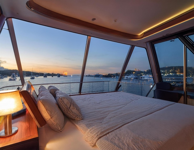 Foto blick auf den sonnenuntergang der yachtkabine