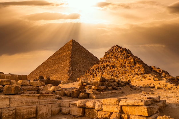Blick auf den Sonnenuntergang des Pyramidenkomplexes von Gizeh in Kairo Ägypten