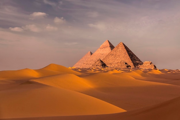 Blick auf den Sonnenuntergang des Pyramidenkomplexes von Gizeh in Kairo Ägypten