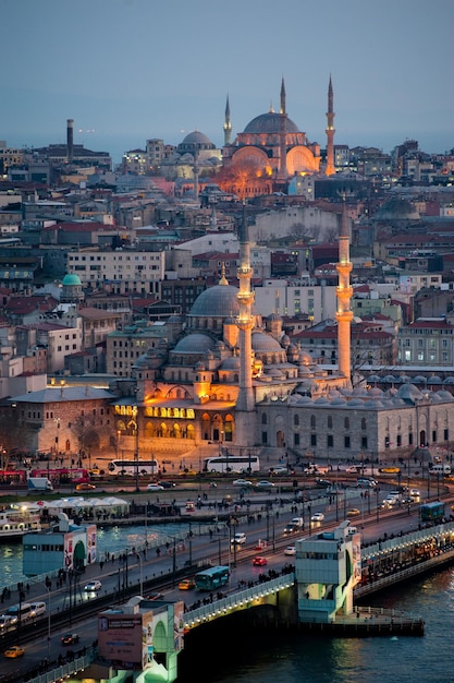 Blick auf den Sonnenuntergang in Istanbul vom Galata-Turm.