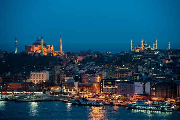 Blick auf den Sonnenuntergang in Istanbul vom Galata-Turm.