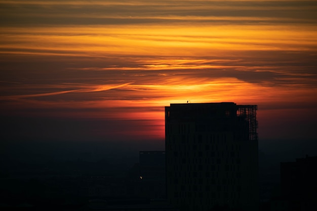 Foto blick auf den sonnenuntergang über der skyline