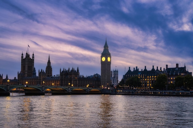 Blick auf den Sonnenuntergang über der Stadt London Vereinigtes Königreich