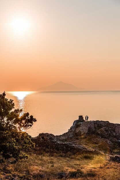 Blick auf den Sonnenuntergang von der byzantinischen mittelalterlichen Burg Myrina auf Lemnos oder der griechischen Insel Limnos im nördlichen Ägäischen Meer
