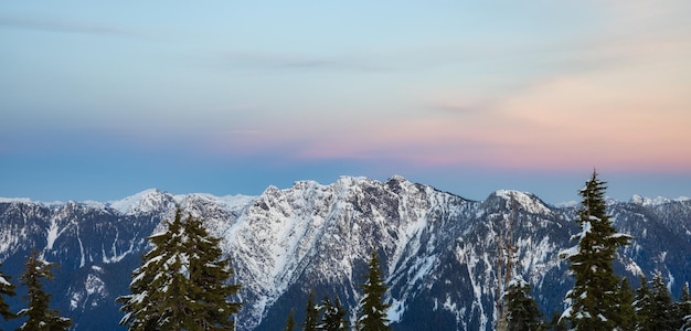 Blick auf den Sonnenuntergang von der Spitze des Hollyburn Mountain in der Wintersaison