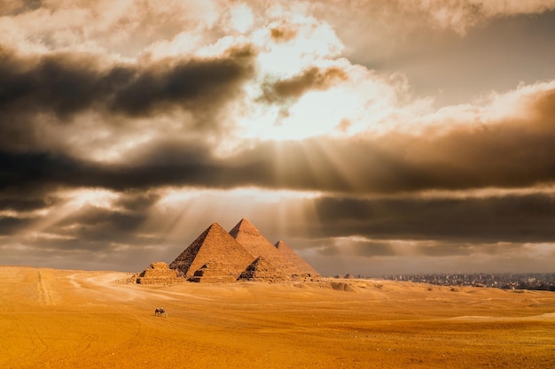 Blick auf den Sonnenuntergang von Pyramidenkomplex von Gizeh in Kairo Ägypten
