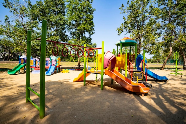 Foto blick auf den spielplatz vor den bäumen im park