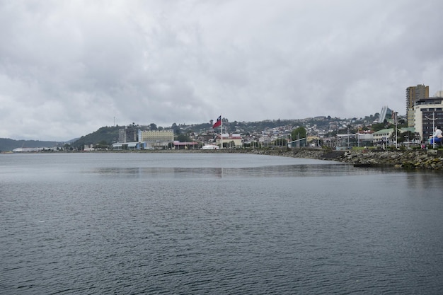 Blick auf den Stadtdamm und die Meeresbucht in Puerto Mont Port Mont Chile