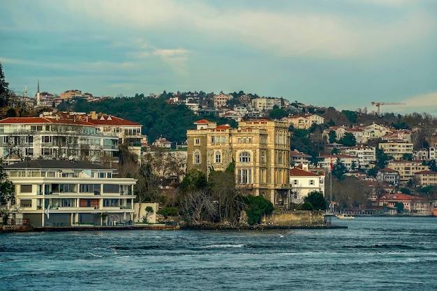 Blick auf den Stadtteil Bebek von der Bosporus-Kreuzfahrt in Istanbul aus