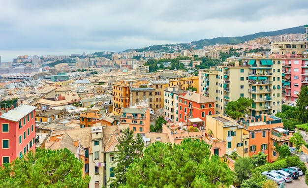 Blick auf den Stadtteil Castelletto in Genua (Genova), Italien. Stadtbild