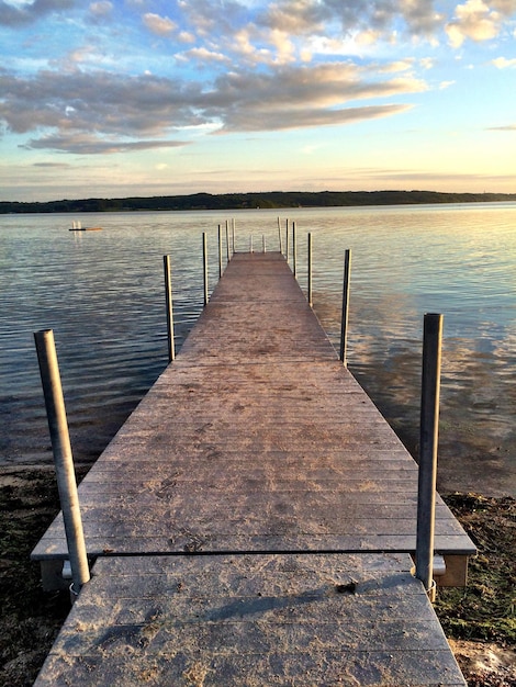 Blick auf den Steg über dem Wasser vor bewölktem Himmel