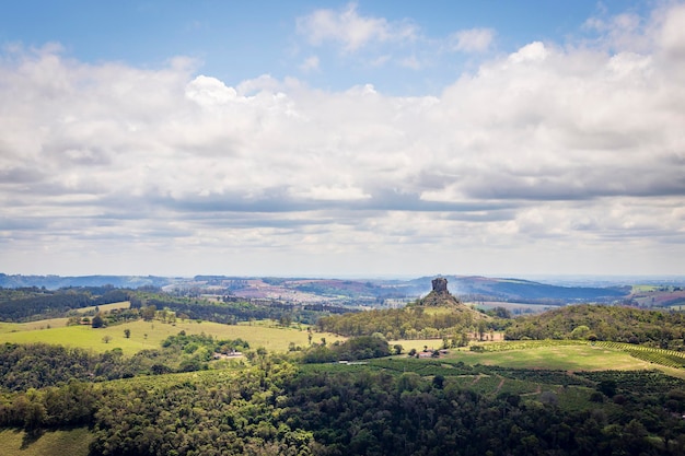 Blick auf den Steinturm. Stadt Ribeirão Claro, Parana, Brasilien