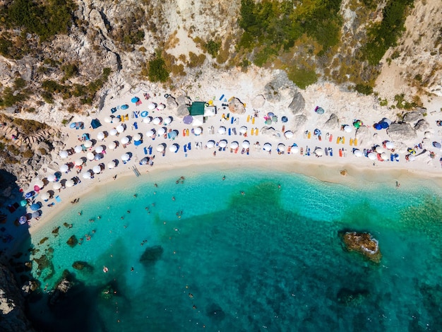Blick auf den Strand der Insel Lefkada mit blauem ionischen Meerwasser Griechenland