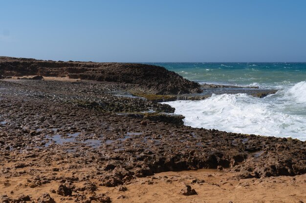 Blick auf den Strand gegen den blauen Himmel Foto in La Guajira Kolumbien