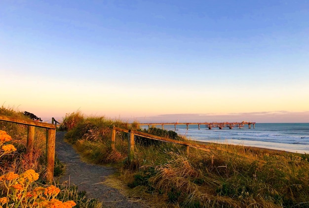 Foto blick auf den strand gegen den himmel beim sonnenuntergang