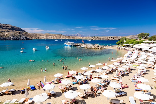 Blick auf den Strand in der Stadt Lindos. Rhodos, Griechenland