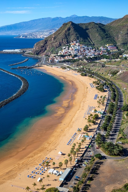 Blick auf den Strand Las Teresitas, Teneriffa, Spanien