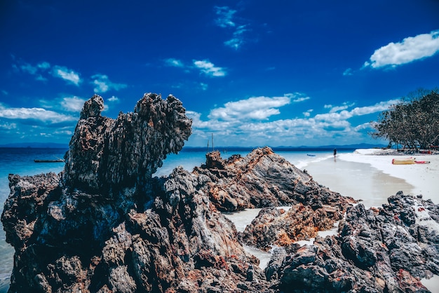 Foto blick auf den strand mit dem felsen in sali island, myanmar