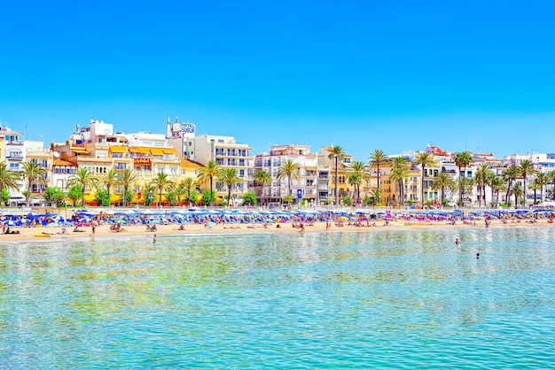 Blick auf den Strand und die Küste eines kleinen Ferienortes Sitges in den Vororten von Barcelona.