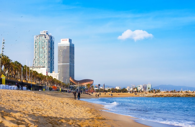 Blick auf den Strand von Barceloneta. Es ist am ältesten und berühmtesten in der Stadt