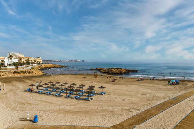 Blick auf den Strand von Cala Cpitan. Torrevieja, Alicante, Spanien